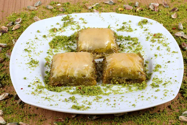 El mejor baklava especial turco junto con pistachos — Foto de Stock