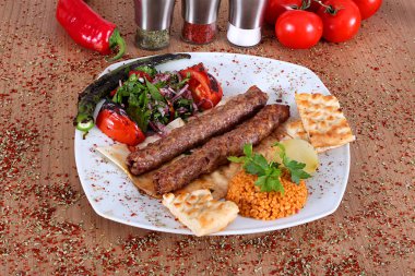 Taze biber ekmek ve sebze ile kavrulmuş hindi ve domates kebaplar
