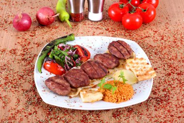 Beyaz tabakta Türk hamburger köftesi