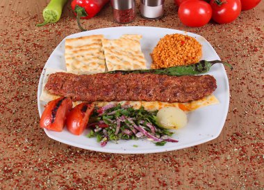 Adana'da kum, domates li tabakta barbekü hizmeti