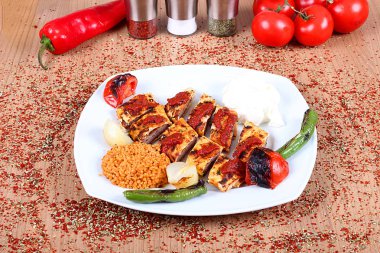 Yoğurtlu soğan ve biberli dana kebabı