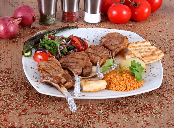 Pirzola Carne Kebabs Tomates y cebollas y sémola en un Pla blanco — Foto de Stock