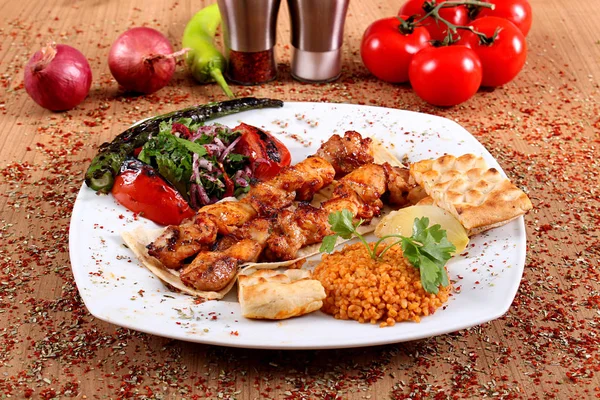 Pollo Kebab Porción de pollo con salsa de carne y verduras frescas — Foto de Stock