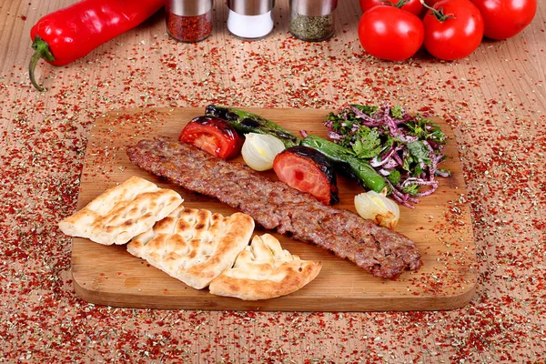 Famoso turco Orfa frito Kebab con servicio completo con tomate an — Foto de Stock