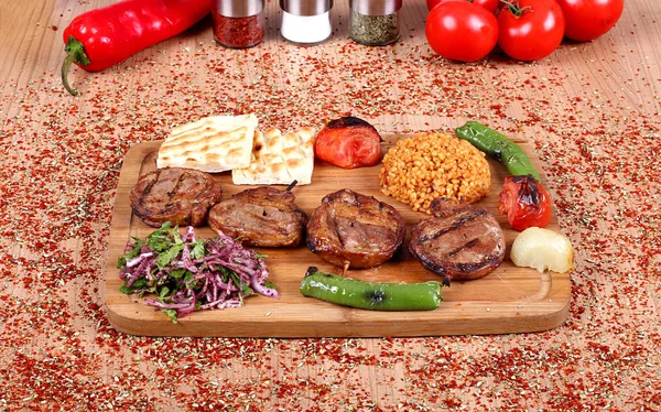 Madallion Fleisch Grill mit grünen Pfefferkörnern und frischem vegetab — Stockfoto
