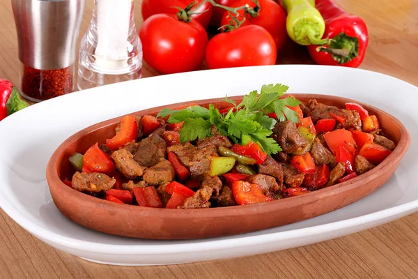 Alimentação turca de tomates de pimentão de carne e verduras em uma cerâmica — Fotografia de Stock