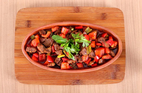 Türkisches Fleisch Paprika Tomaten und Gemüse in einem Tontopf auf einem Whi — Stockfoto