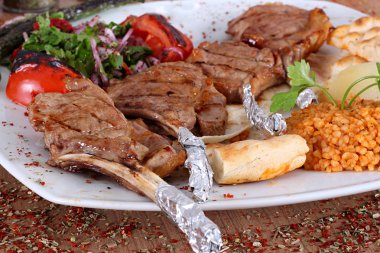 Pirzola Et Kebaplar yakın açıdan beyaz bir tabak soğan