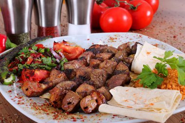 Taze ve ızgara karaciğer ile karabiber ve soğan