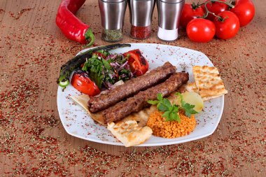 Bir odun üzerinde taze biber ve sebze ile kavrulmuş hindi kebaplar