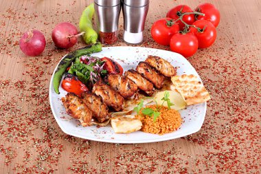 Kavrulmuş tavuk kanatları biber soğan ile beyaz bir tabak tabak tabak tabak tabak tabak tabak tabak tabak tabak tabak tabak tabak tabak tabak tabaktabak tabak tabak tabak tabak tabak tabak tabak tabak tabak tabak tabak tabak tabaktabak tabak tabak