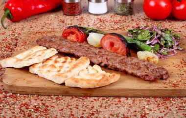 Taze biber ve taze sebze ile tam hizmet hindi kebap