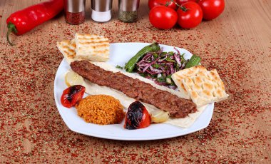 Yeşil Biberli Ünlü Türk Orfa Kızartılmış Kebaplar Tam Servis 