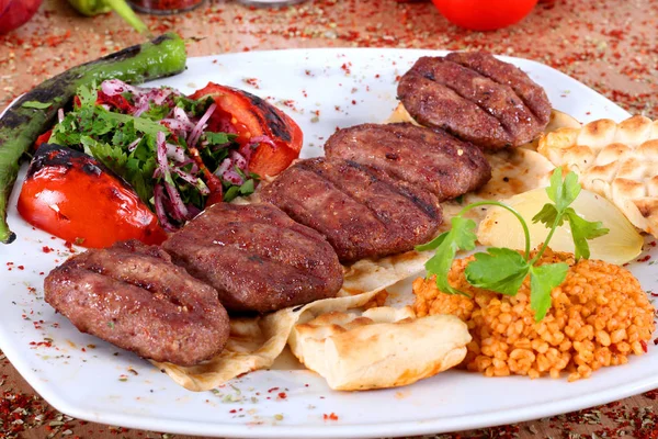 Turkish hamburger dumplings on a plate — Stock Photo, Image