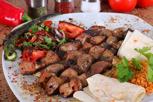 Grilled liver with freshly ground pepper and onion — Stock Photo, Image