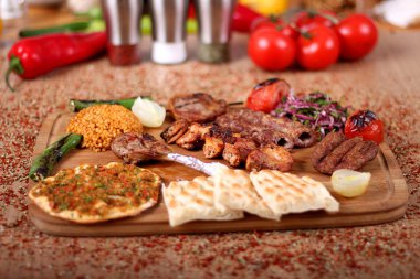Taze Sebze, Biber, Toma ile Tavuk ve Et Izgara Servisi