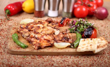 Izgara Tavuk Spi Taze Biber ile Beyaz Tabakta Servis