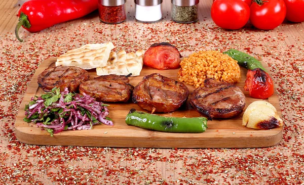 Barbacoa de carne de león con granos de pimienta verde — Foto de Stock