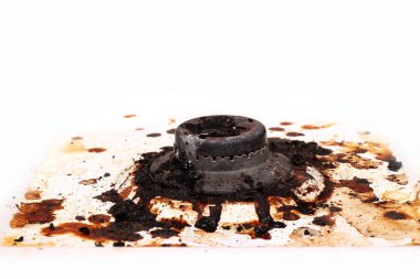 Beyaz arka planda kirli ve işe yaramaz sobay