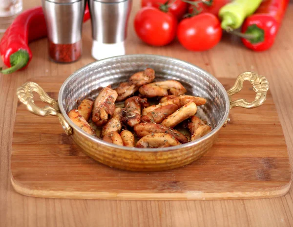Uma foto diferente de frango frito servindo em cobre e branco P — Fotografia de Stock