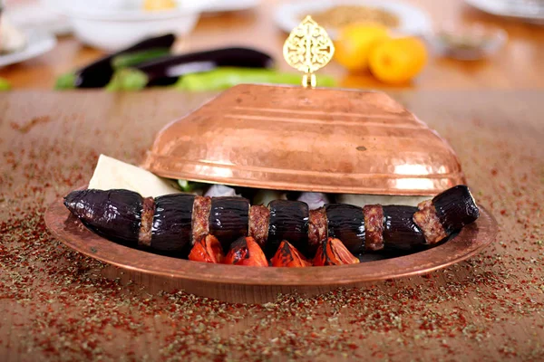 Geroosterd vlees en aubergine in koperen schaal — Stockfoto