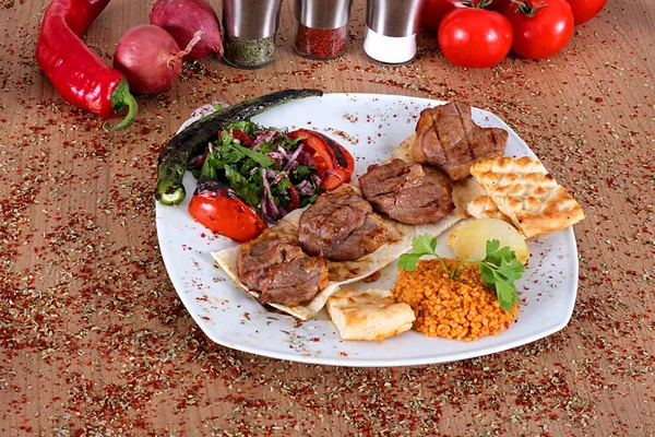 Türkische Pirzola mit frischen Pfefferkörnern — Stockfoto