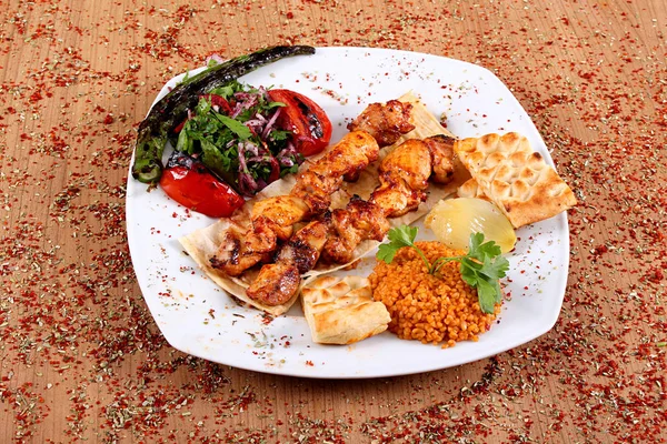 Pollo Kebab Porción de pollo con bayas frescas y verduras — Foto de Stock