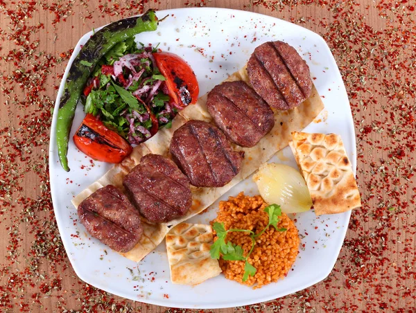 Boulettes de hamburger turc sur une plaque blanche sous un angle élevé — Photo