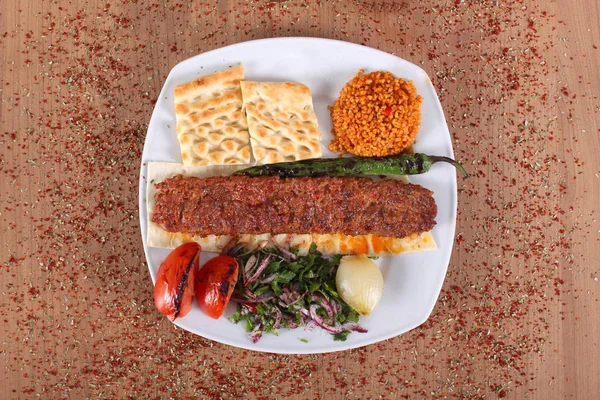 Servicio de barbacoa Adana en un plato con sémola — Foto de Stock