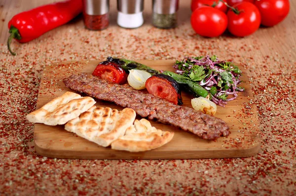 Famoso turco Orfa frito Kebab con servicio completo con verde Pep — Foto de Stock