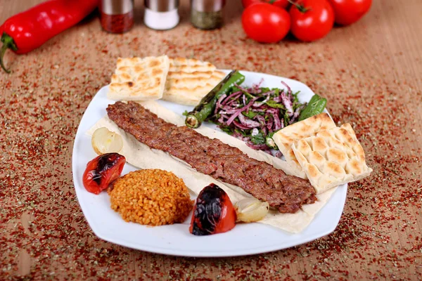 Famoso turco Orfa frito Kebab con servicio completo con tomate an — Foto de Stock