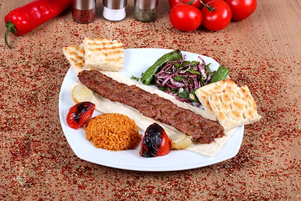 Famoso turco Orfa frito Kebab con servicio completo en una mesa Fi — Foto de Stock