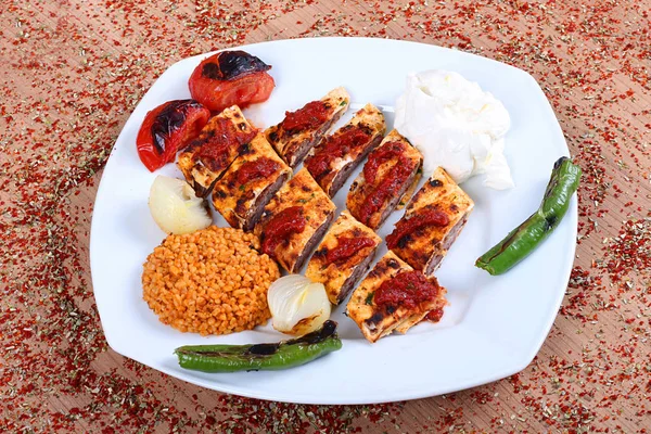 Kebab de ternera con pan fresco, yogur y pimienta — Foto de Stock
