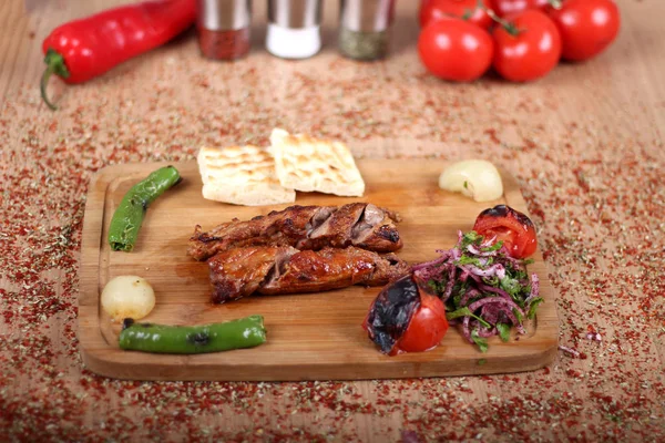 Embutidos de carne de res y verduras frescas en una mesa de madera llena de C — Foto de Stock