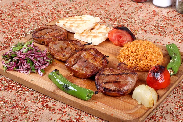 Madallion Fleisch Grill mit grünen Pfefferkörnern und frischem vegetab — Stockfoto