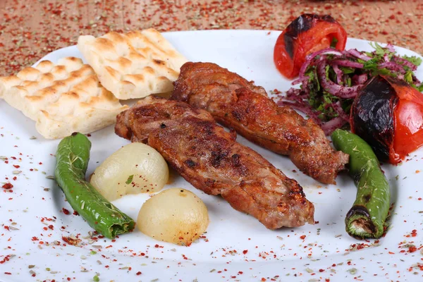 Türkisches Rindfleisch vom Grill und frisches Gemüse auf einem Holztisch — Stockfoto