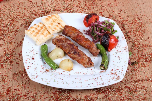 Carne de res turca barbacoa y verduras frescas en una mesa de madera fil — Foto de Stock