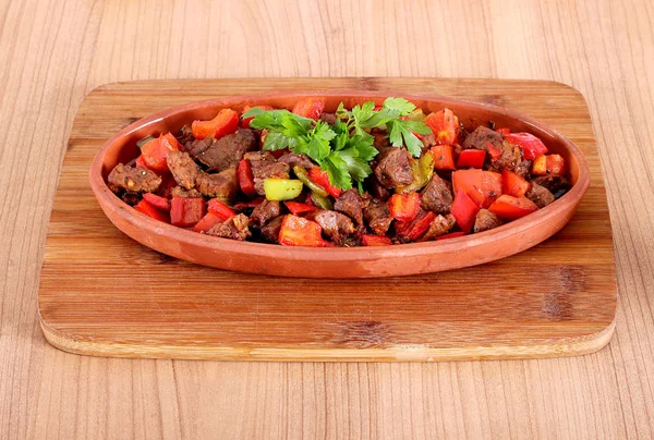 Fleisch, Paprika und Tomaten in der Töpferei füttern — Stockfoto