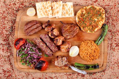 Taze Soğan, Biber, Domatesli Türk Restoranı Barbeküsü