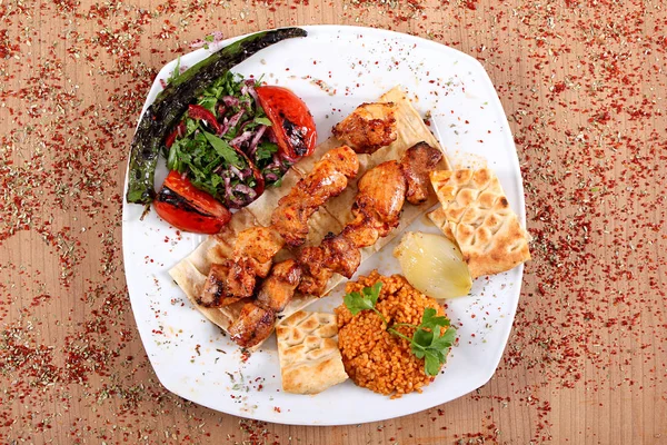 Pollo Kebab Porción de pollo con salsa de carne y verduras frescas — Foto de Stock