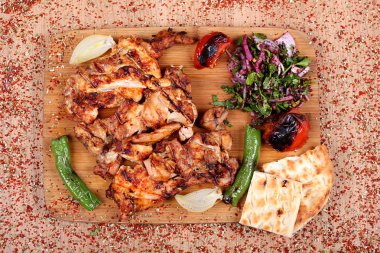 Taze biberli ızgara tavuk ve taze sebzeli salata.