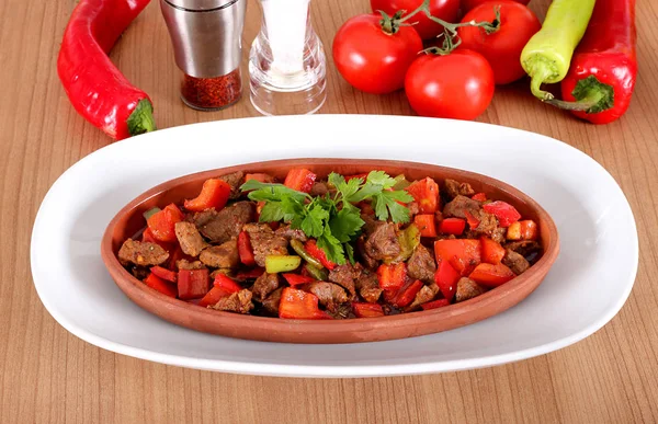 Pimenta de carne turca e tomates em cerâmica — Fotografia de Stock