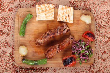 Türk barbeküsü ve taze sebzeler 