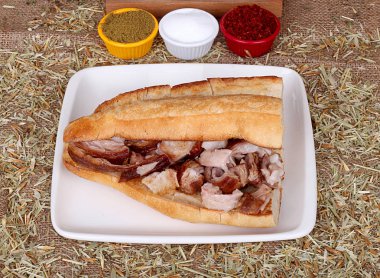 baharatlı tuzlu katı kokore beyaz tabakta sıcak