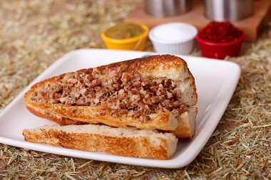 Kokorec bir efsane. Turk yemek yapıyor.