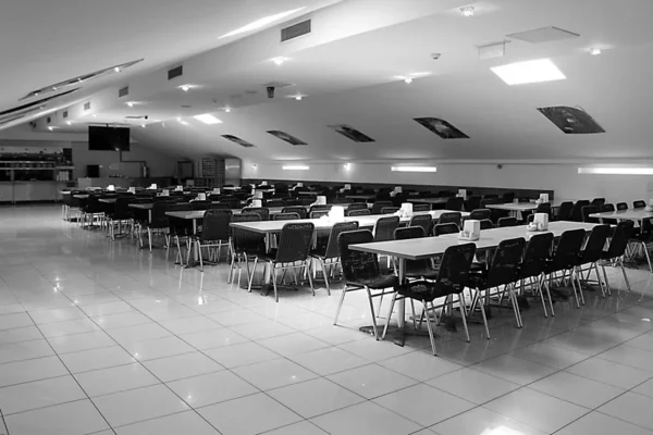 清洁奢华的餐厅和餐厅的黑白照片 — 图库照片