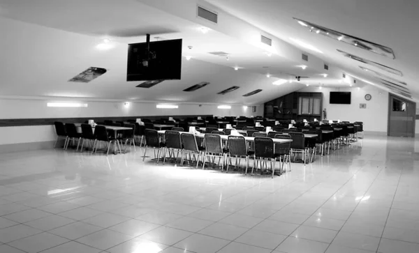 Black and white photo of the corner of a small restaurant — Stock Photo, Image