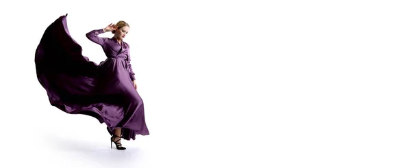 보라색 잠옷을 하이힐을 춤추는 아름답고 마네킹 스톡 사진