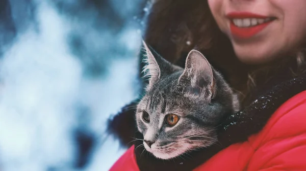 Kedili genç bir kadın.
