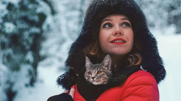 Kedili genç bir kadın.